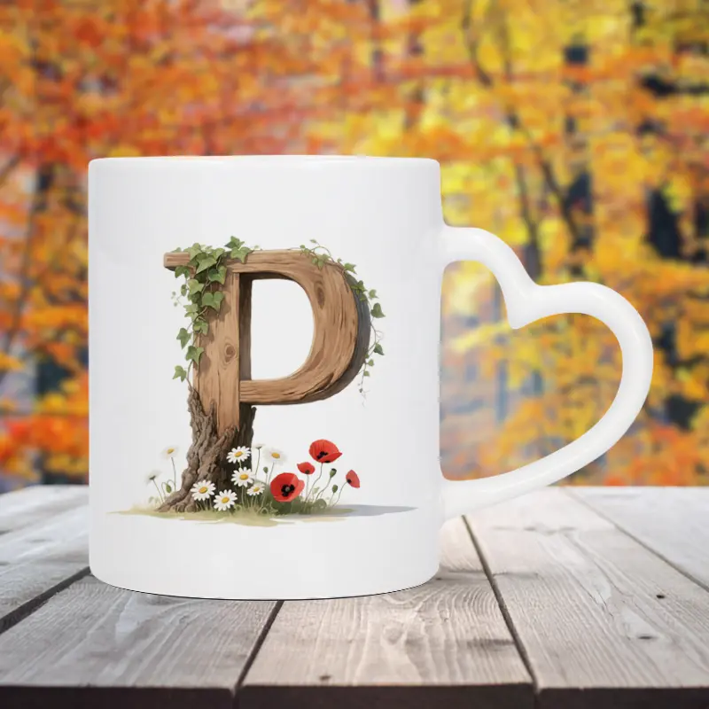 Mok letter P met hartvormig oor in bosthema Sfeerafbeelding van een witte mok met een opdruk van een houten letter P met klaprozen, bloemen en klimop.