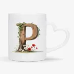 Witte mok met een opdruk van een houten letter P met klaprozen, bloemen en klimop.