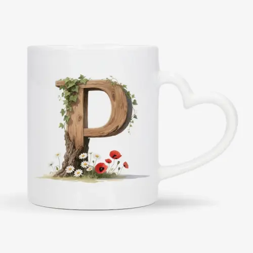 Witte mok met een opdruk van een houten letter P met klaprozen, bloemen en klimop.