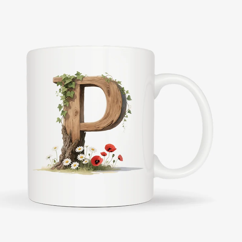 Mok letter P met standaard oor in bosthema Witte mok met een opdruk van een houten letter P met klaprozen, bloemen en klimop.