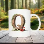Mok letter Q met standaard oor in bosthema