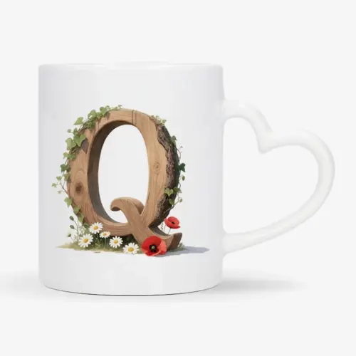 Witte mok met een opdruk van een houten letter Q met klaprozen, bloemen en klimop.