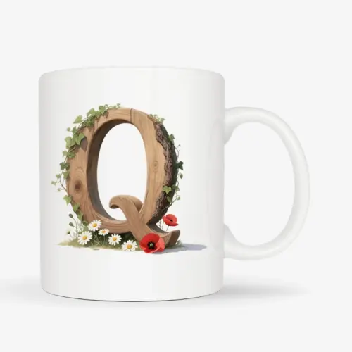 Witte mok met een opdruk van een houten letter Q met klaprozen, bloemen en klimop.