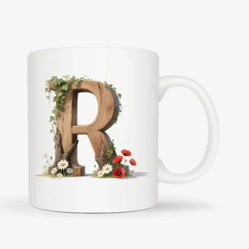 Witte mok met een opdruk van een houten letter R met klaprozen, bloemen en klimop.