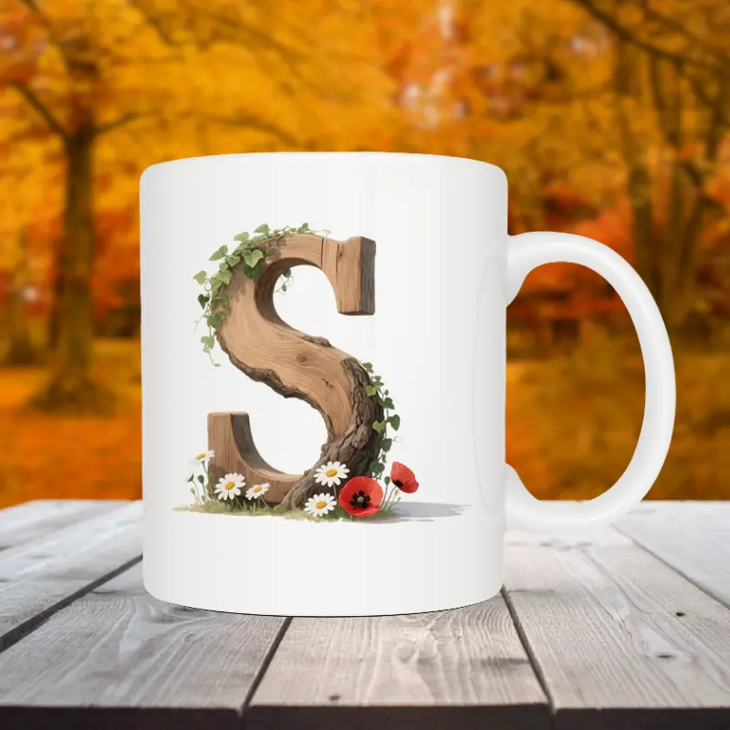 Mok letter S met standaard oor in bosthema Sfeerafbeelding van een witte mok met een opdruk van een houten letter S met klaprozen, bloemen en klimop.