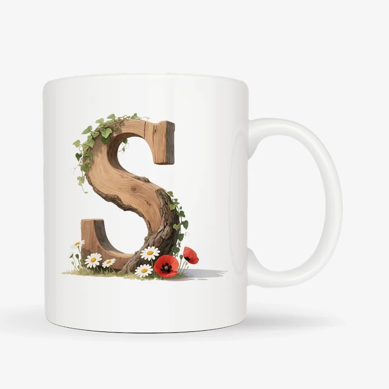 Mok letter S met standaard oor in bosthema Witte mok met een opdruk van een houten letter S met klaprozen, bloemen en klimop.