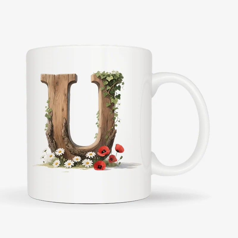 Mok letter U met standaard oor in bosthema Witte mok met een opdruk van een houten letter U met klaprozen, bloemen en klimop.