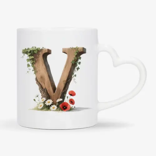 Witte mok met een opdruk van een houten letter V met klaprozen, bloemen en klimop.