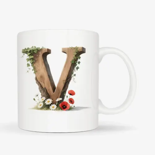 Witte mok met een opdruk van een houten letter V met klaprozen, bloemen en klimop.