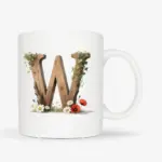 Witte mok met een opdruk van een houten letter W met klaprozen, bloemen en klimop.