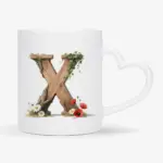 Witte mok met een opdruk van een houten letter X met klaprozen, bloemen en klimop.