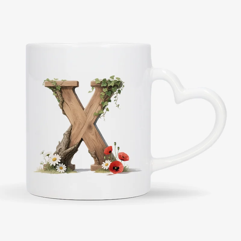 Mok letter X met hartvormig oor in bosthema Witte mok met een opdruk van een houten letter X met klaprozen, bloemen en klimop.