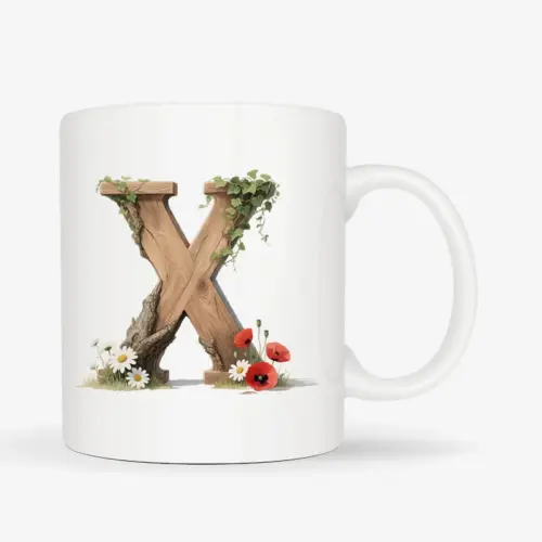 Witte mok met een opdruk van een houten letter X met klaprozen, bloemen en klimop.