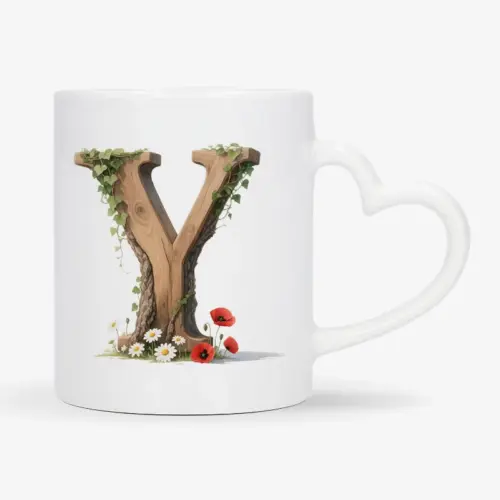 Witte mok met een opdruk van een houten letter Y met klaprozen, bloemen en klimop.