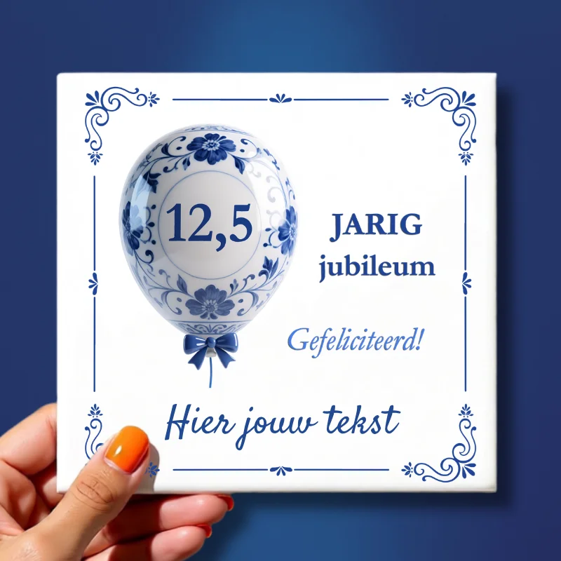 Tegeltje 12,5 jarig jubileum in Delfts blauw Tegeltje 12,5 jarig jubileum met ballon in delfts blauw vastgehouden door een hand