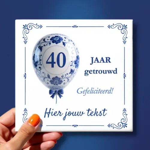 Tegeltje 40 jaar getrouwd met ballon in delfts blauw vastgehouden door een hand