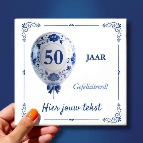 Tegeltje 50 jaar verjaardag met ballon in delfts blauw vastgehouden door een hand