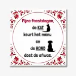 Kerst tegeltje met tekst “Fijne feestdagen, de kat keurt het menu en de hond doet de afwas”.