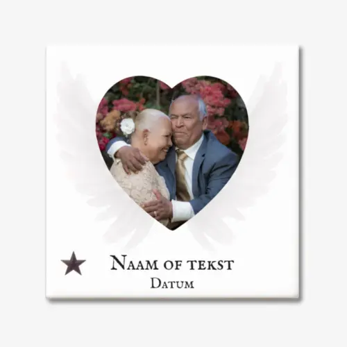Gedenktegeltje met naam, datum en foto van een dierbare