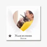 Gedenktegeltje met naam, datum en foto van een huisdier