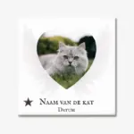 Gedenktegeltje met naam, datum en foto van een kat
