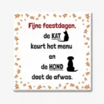 Kerst tegeltje met de tekst “Fijne feestdagen, de kat keurt het menu en de hond doet de afwas”.