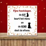 Kerst tegeltje met de tekst “Fijne feestdagen, de kat keurt het menu en de hond doet de afwas”.
