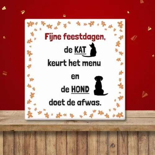Kerst tegeltje met de tekst "Fijne feestdagen, de kat keurt het menu en de hond doet de afwas".