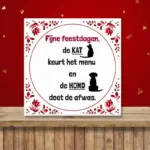 Kerst tegeltje met tekst “Fijne feestdagen, de kat keurt het menu en de hond doet de afwas”.