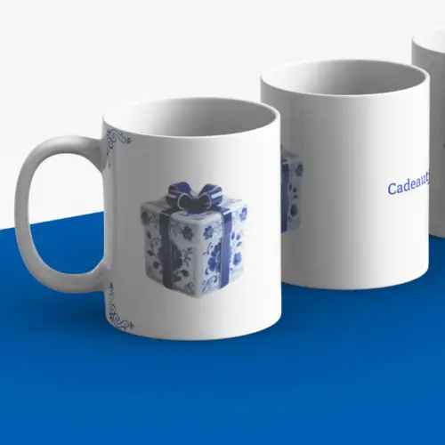 Mok "Cadeautje erbij" met afbeelding van een Delfts blauw cadeau.