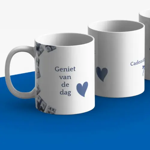 Mok met de tekst "Geniet van de dag" en cadeautjes in Delfts blauwe stijl ter decoratie