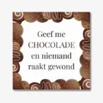 Tegeltje met tekst; “Geef me chocolade en niemand raakt gewond”
