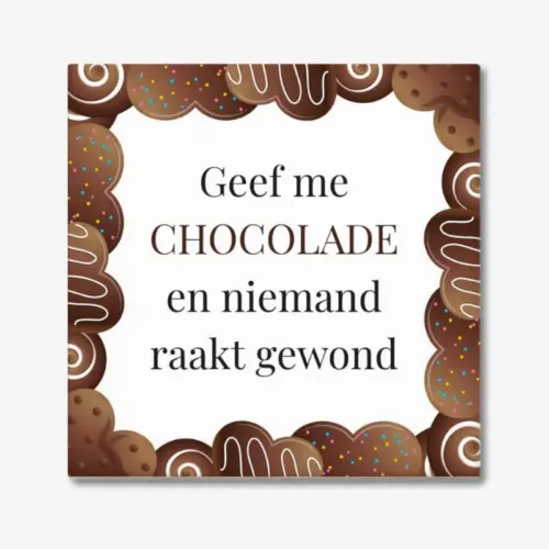 Tegeltje met tekst; "Geef me chocolade en niemand raakt gewond" met een decoratieve rand er omheen