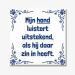 Tegeltje met tekst; “Mijn hond luistert uitstekend, als hij daar zin in heeft.”