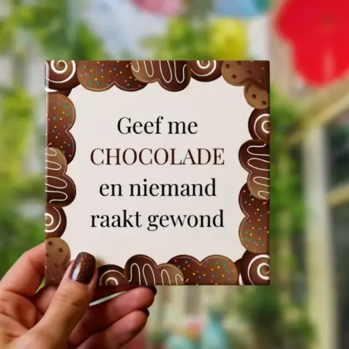Tegeltje met tekst; "Geef me chocolade en niemand raakt gewond" met een decoratieve rand er omheen