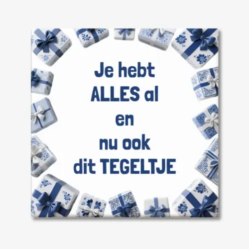 Tegeltje met de tekst "Je hebt alles al en nu ook dit tegeltje" en cadeautjes er om heen in Delfts blauwe stijl ter decoratie