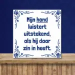 Tegeltje met tekst; “Mijn hond luistert uitstekend, als hij daar zin in heeft.”