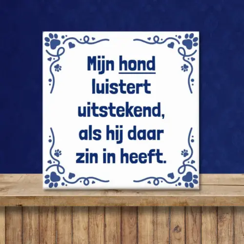 Tegeltje met tekst; "Mijn hond luistert uitstekend, als hij daar zin in heeft".