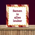 Tegeltje met tekst “Samen is alles leuker”
