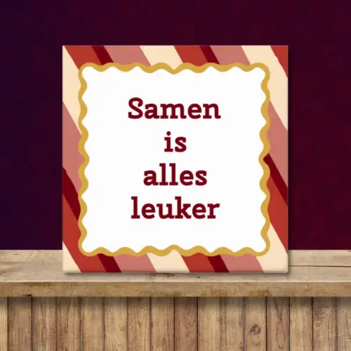 Tegeltje met tekst: "Samen is alles leuker" met een decoratieve rand er omheen.