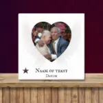 Gedenktegeltje met naam, datum en foto van een dierbare