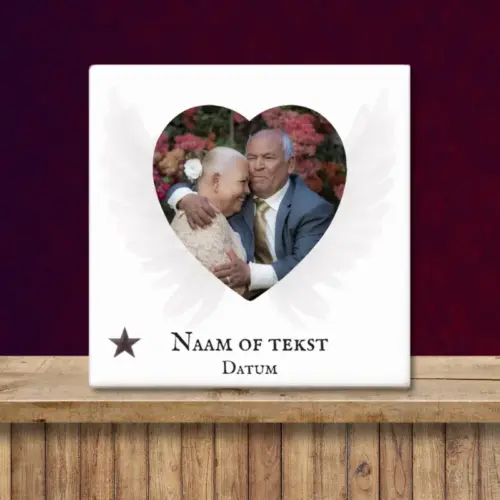 Troosttegeltje met naam, datum en foto van een dierbare