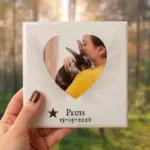 Gedenktegeltje met naam, datum en foto van een huisdier